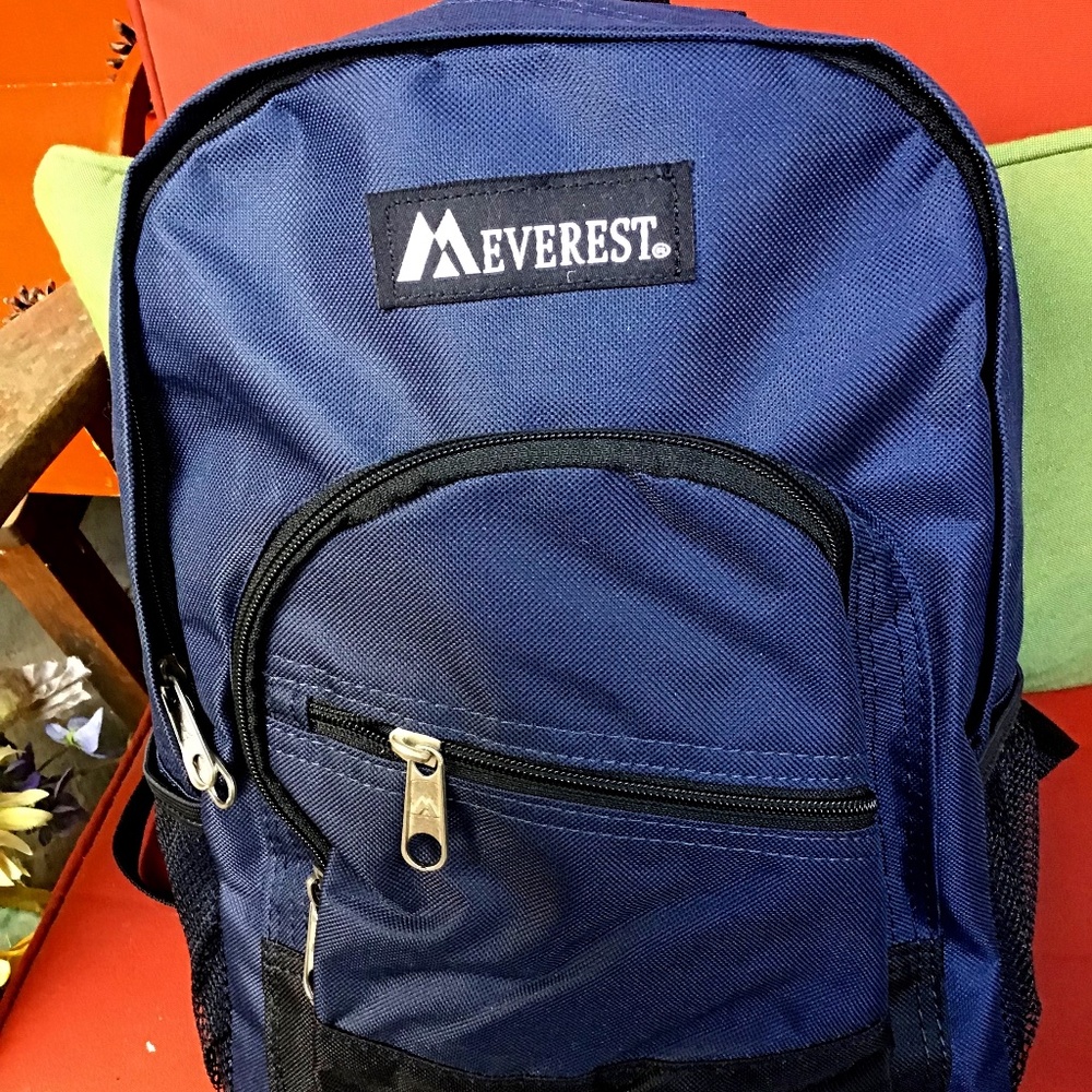 NWOT Stylish Unisex Everest Small Backpack in the Color Navy Blue